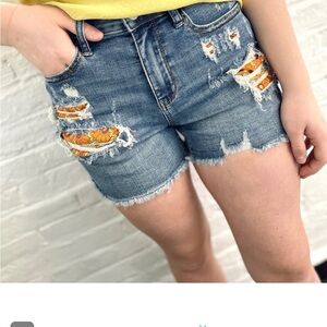 NWT! Judy Blue floral shorts. Size large.